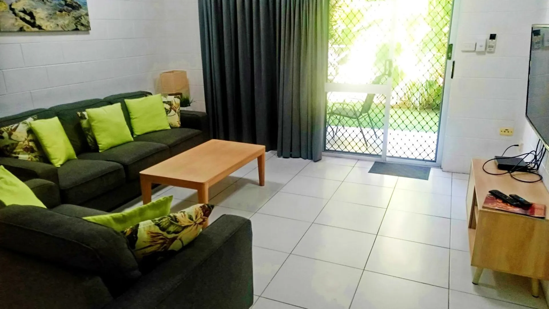 2 Bedroom Townhouse Port Douglas Apartment
